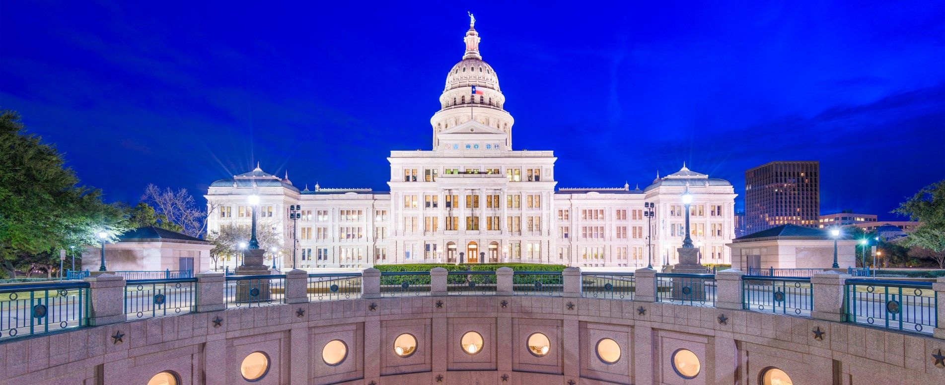 texas-state-capitol-building-PNADMPU-1903x776